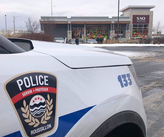 La police surveille la SAQ ouverte à Candiac pendant la grève