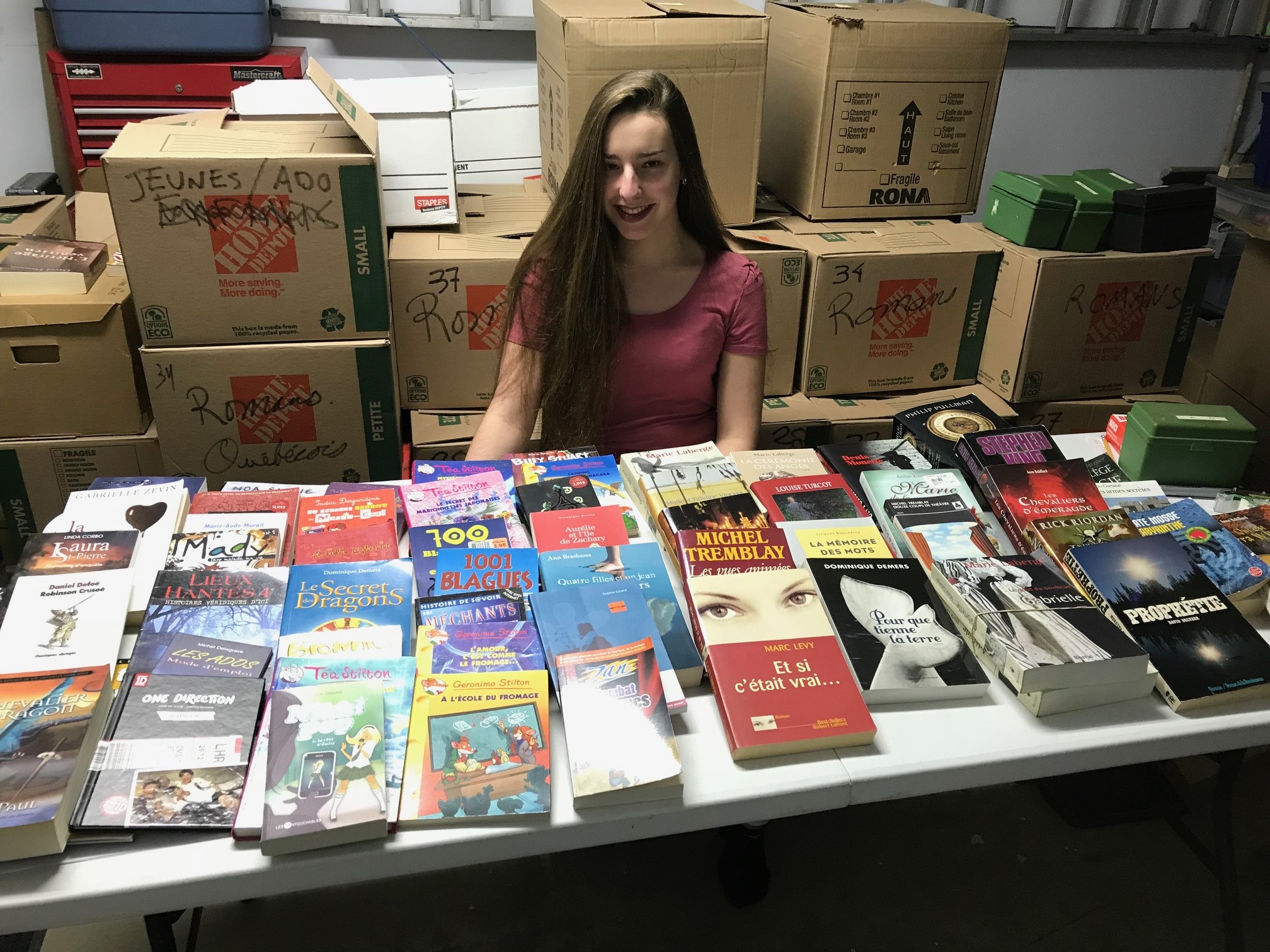 Une élève organise une vente de livres pour deux causes
