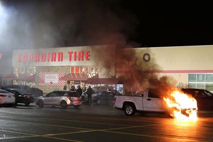 Une camionnette en proie aux flammes à Delson