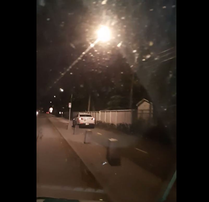 Une voiture de la police de Roussillon circule sur la piste cyclable