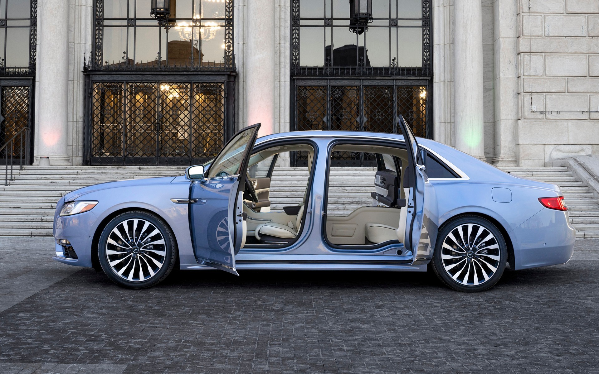 Lincoln ressuscite la Continental avec des portes suicide