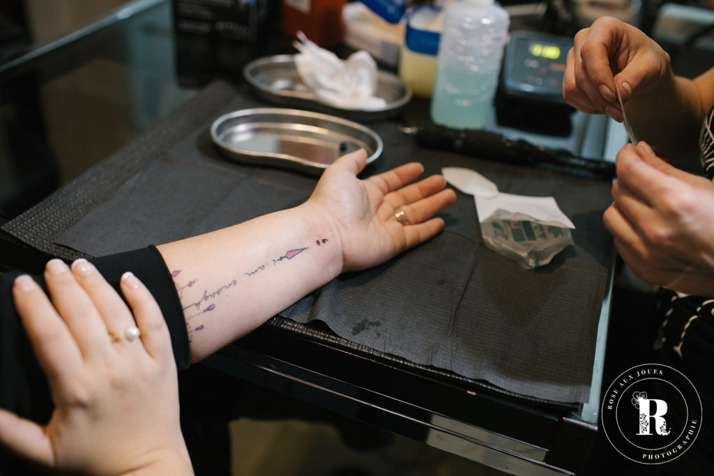Plus de 100 points-virgules tatoués pour signifier un nouveau départ
