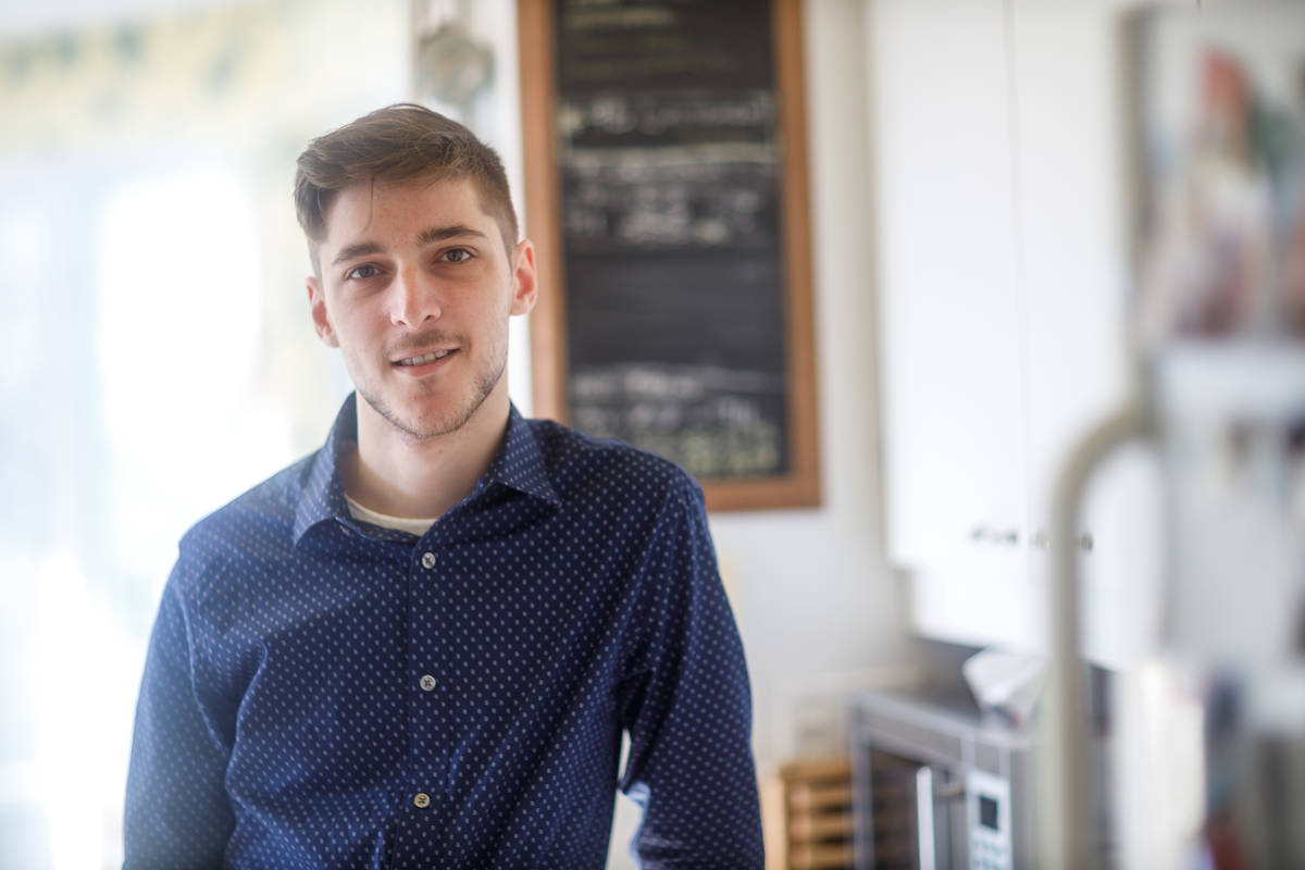 L’homme d’affaires derrière le spaghetti aux grillons