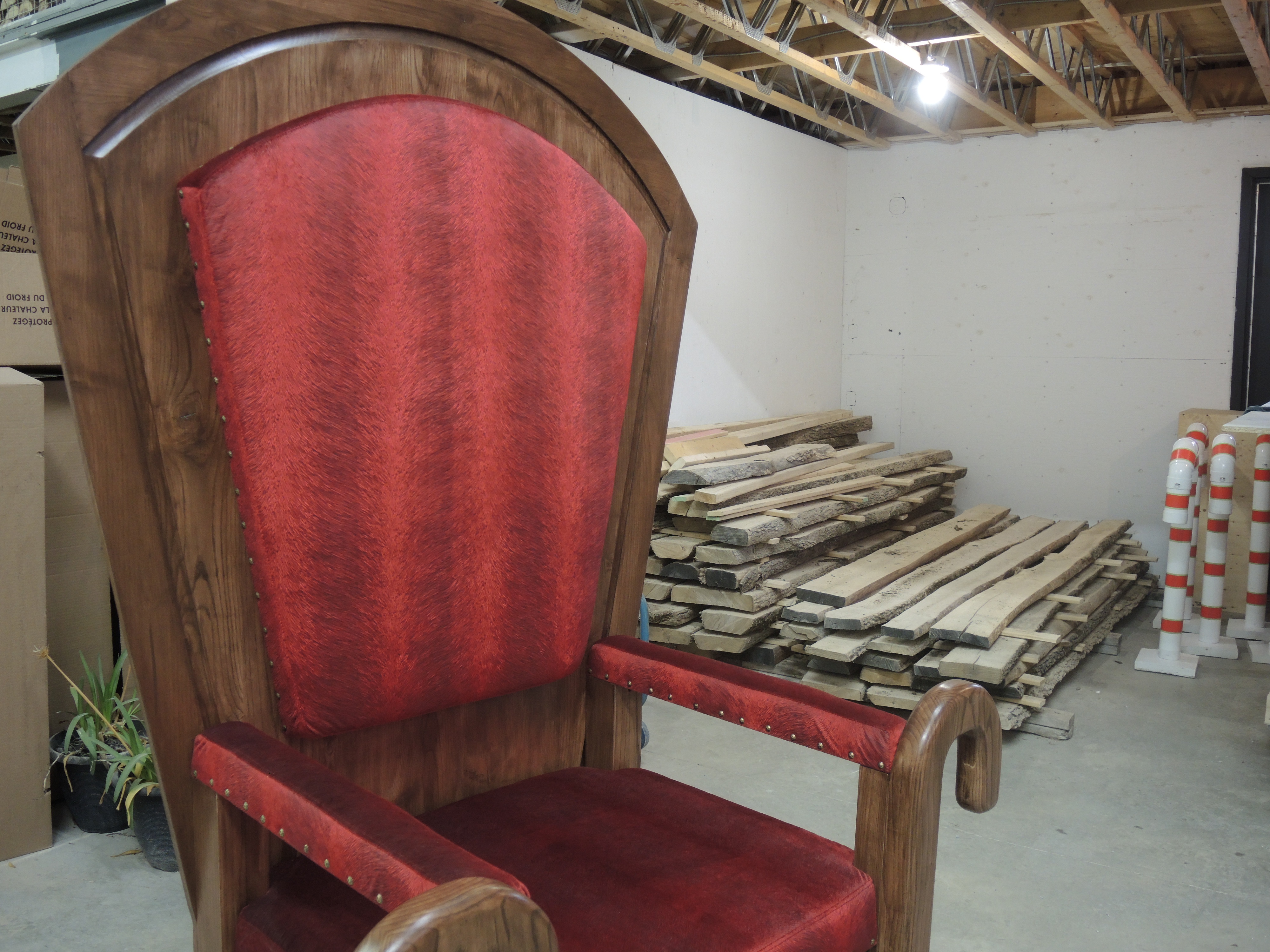 Un trône du père Noël construit à partir de frêne malade