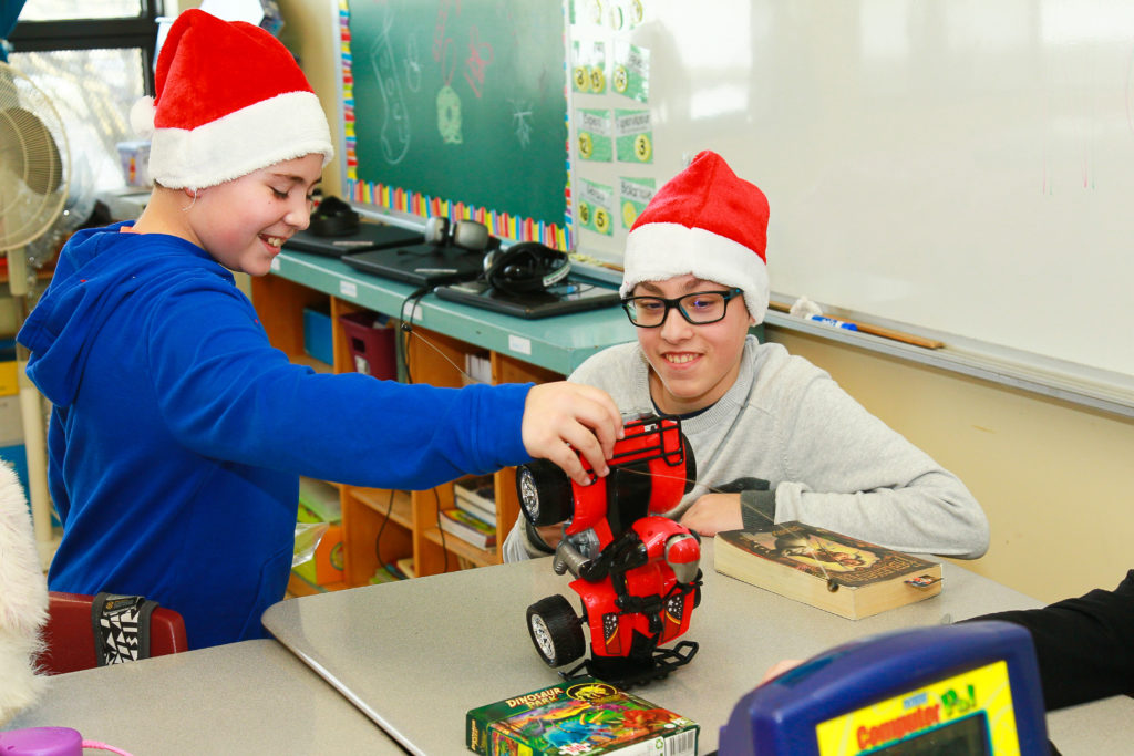 Des élèves d&rsquo;une école de la région donnent leurs jouets