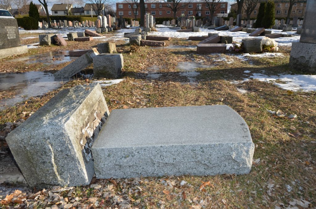 Plusieurs dizaines de pierres tombales du cimetière Saint-Antoine vandalisées