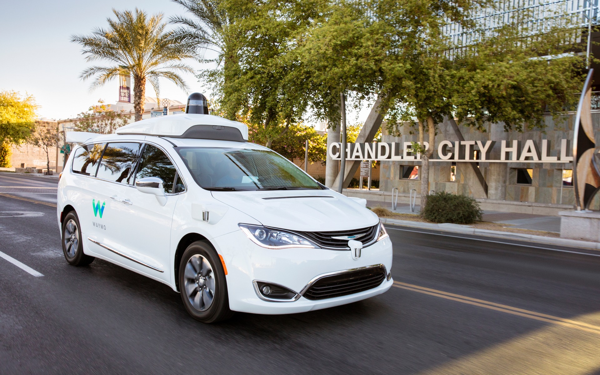 Des voitures autonomes se font lancer des roches en Arizona