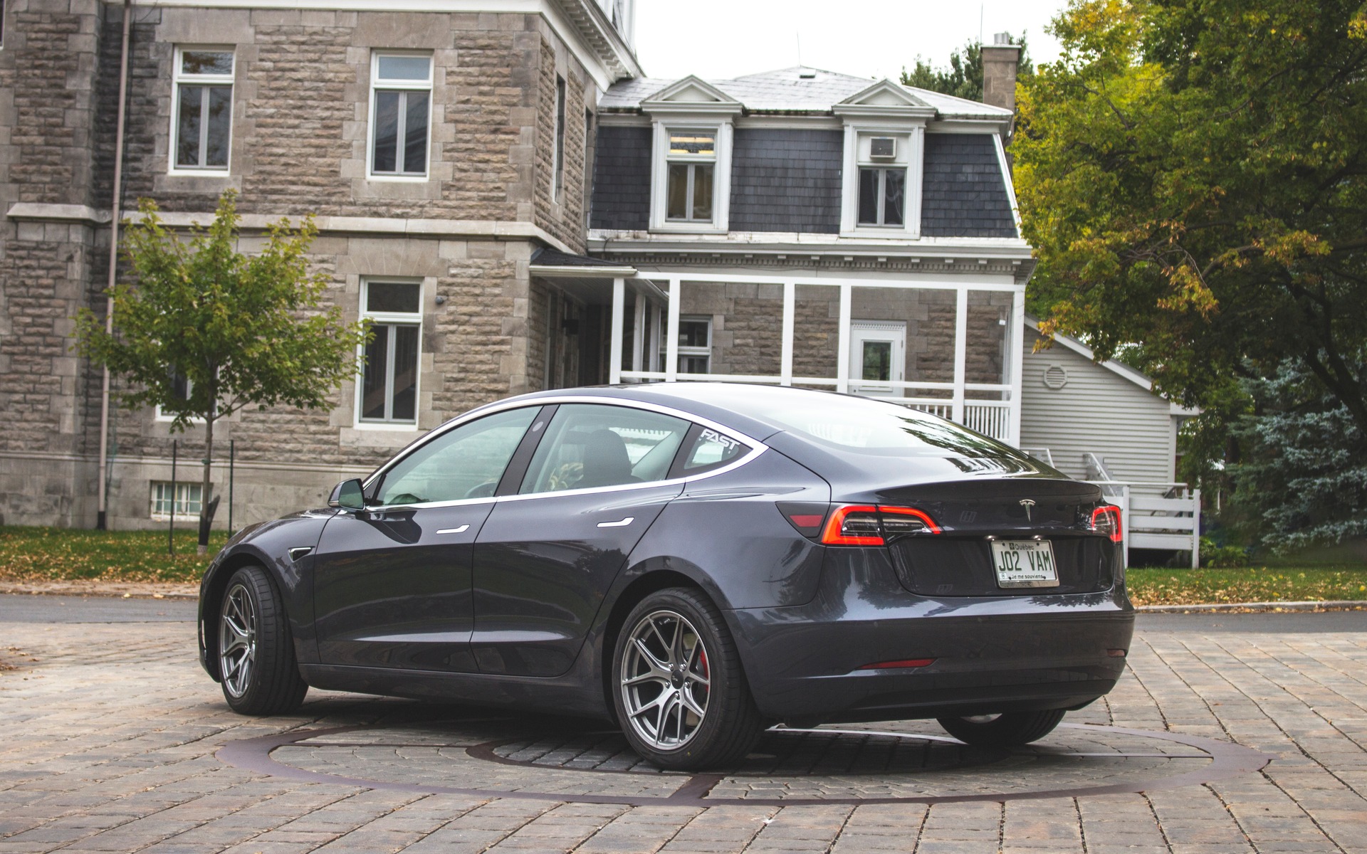 Voyez une Tesla Model 3 se faire assembler en moins d’une minute