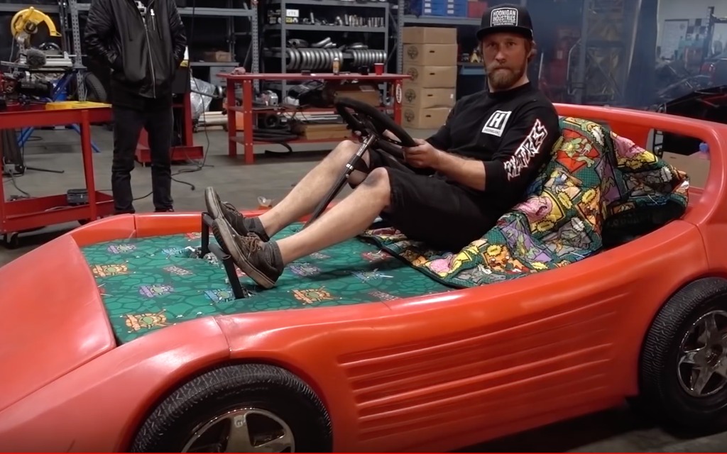 Hoonigan transforme un lit d’auto en go-kart de course