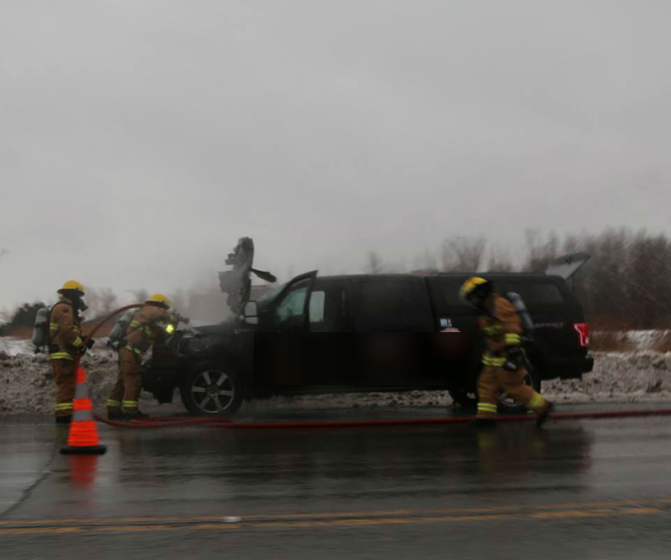 La route 104 fermée de nouveau en raison d’un véhicule en flammes