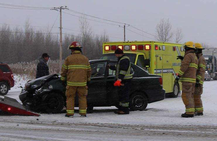 La chaussée glissante cause un accident à La Prairie