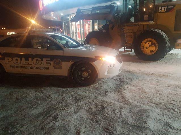Une excavatrice s’attaque à un camion blindé de transport de valeurs