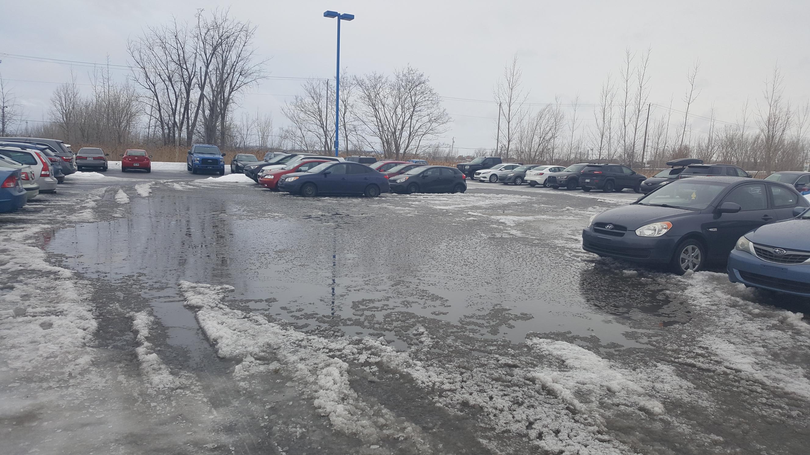 Le stationnement incitatif de La Prairie envahi par les eaux glacées