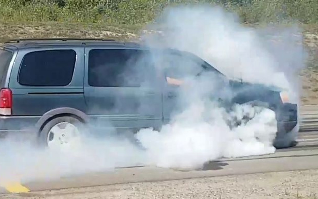 Le propriétaire d’une fourgonnette met un V8 dans sa Pontiac Montana