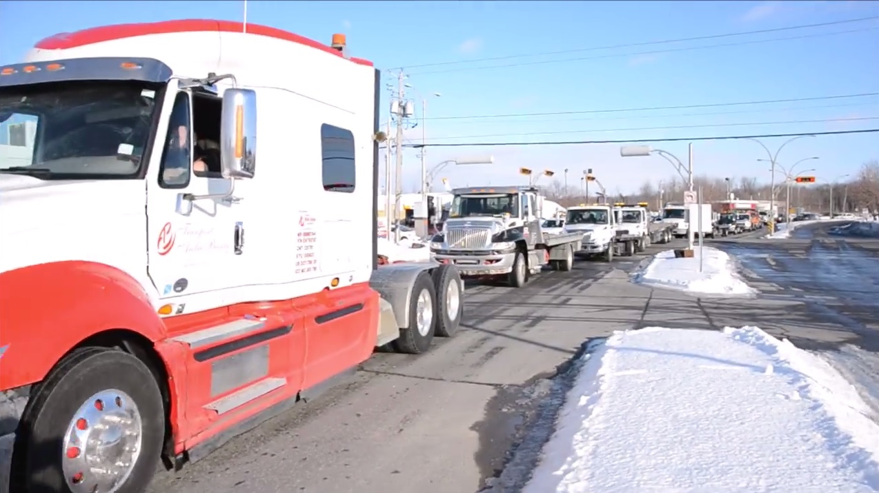 Un cortège de camions en l’honneur d’un remorqueur décédé
