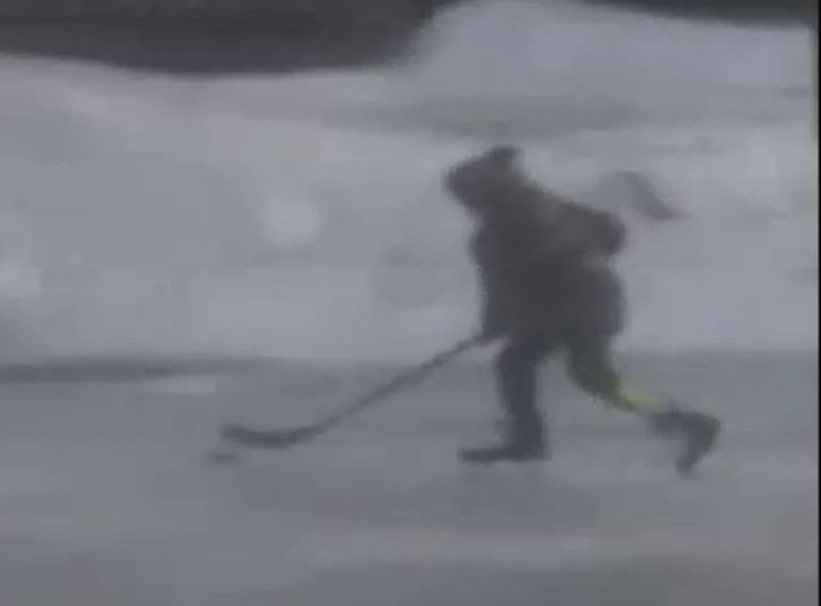 En vidéo : du hockey en patins sur une rue