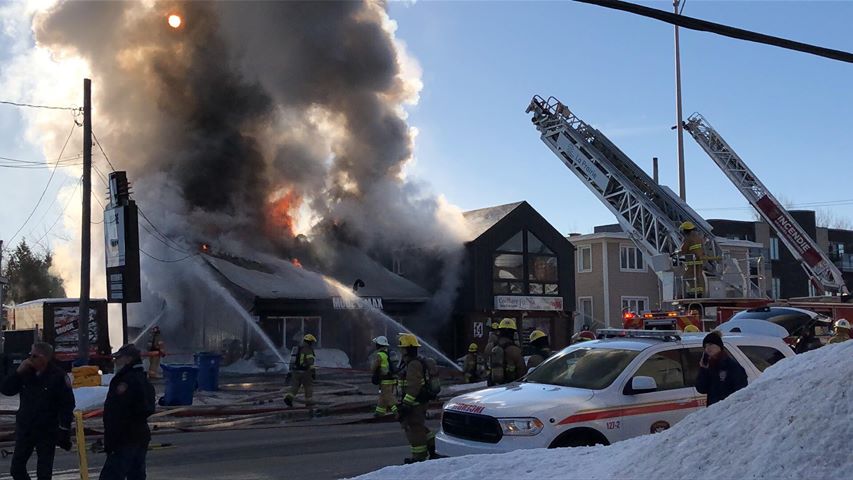 Un commerce est la proie des flammes à Saint-Constant