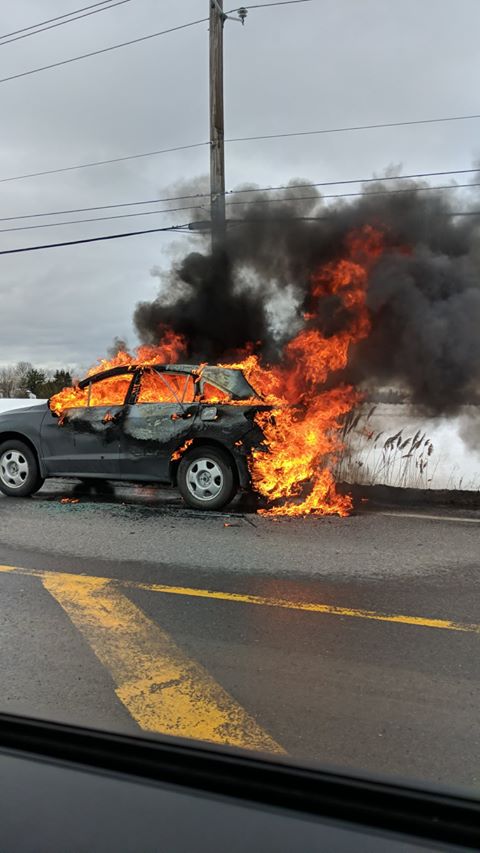 Une voiture est la proie des flammes à La Prairie