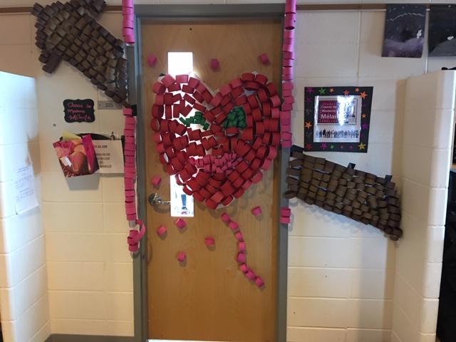 Les élèves fêtent la Saint-Valentin dans les écoles primaires