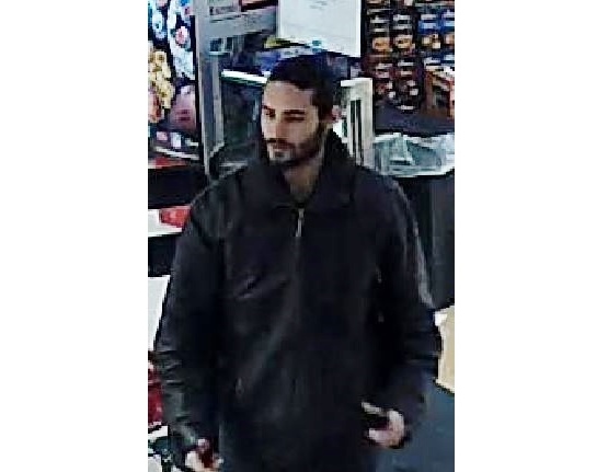 Recherché pour avoir utilisé des faux billets de 100 $ américains