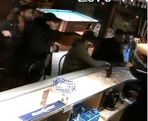 Individus recherchés pour une agression dans un bar