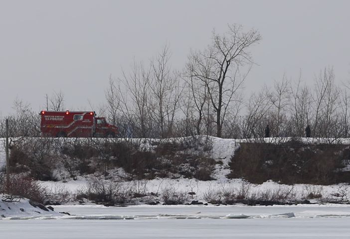 Un pêcheur dérive sur une banquise
