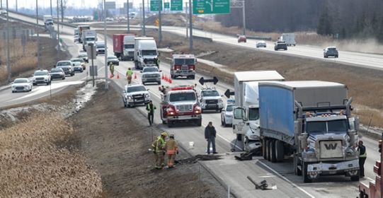 Accident impliquant trois poids lourds à Saint-Constant