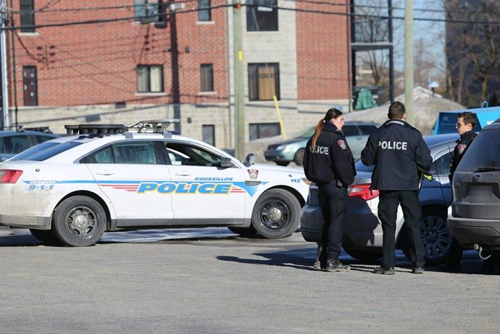 Une conductrice braque une arme vers une autre