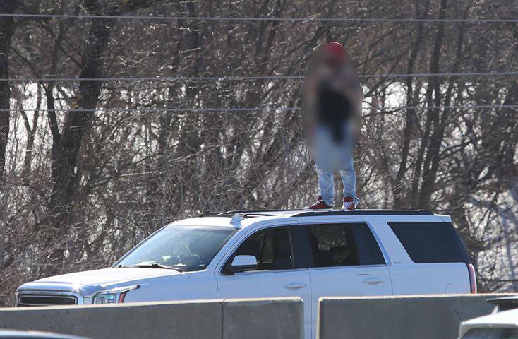 Il dénonce sa contravention en grimpant sur le toit de sa voiture