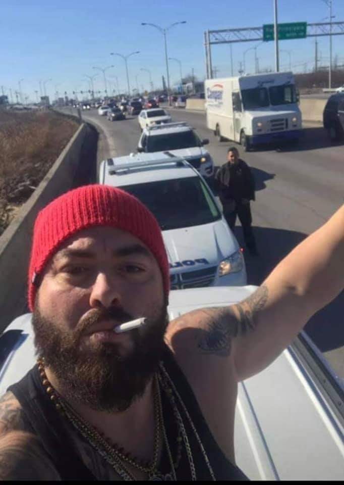 Le conducteur sur le toit de sa voiture a fait un selfie