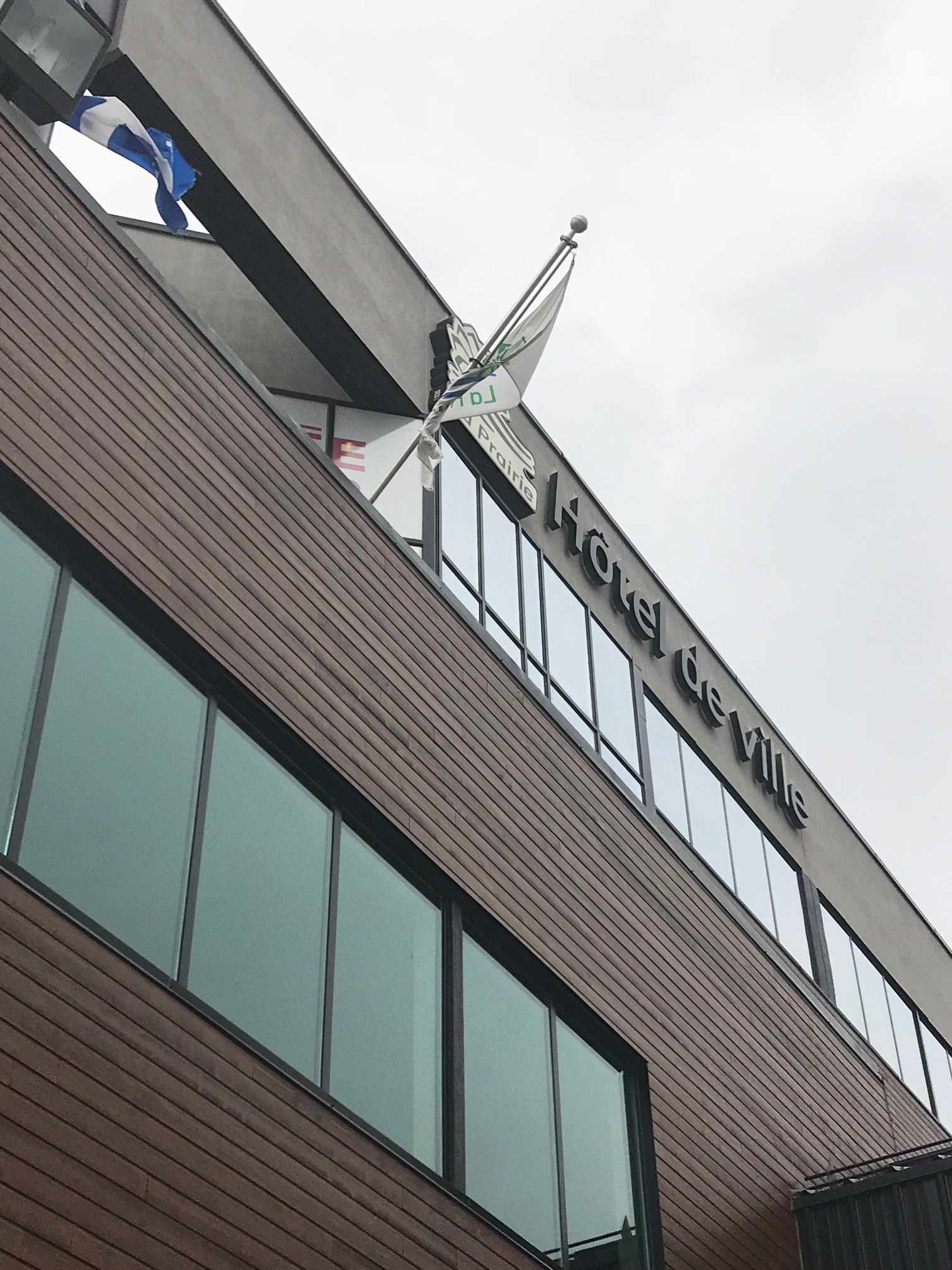 La Prairie met ses drapeaux en berne en signe de solidarité