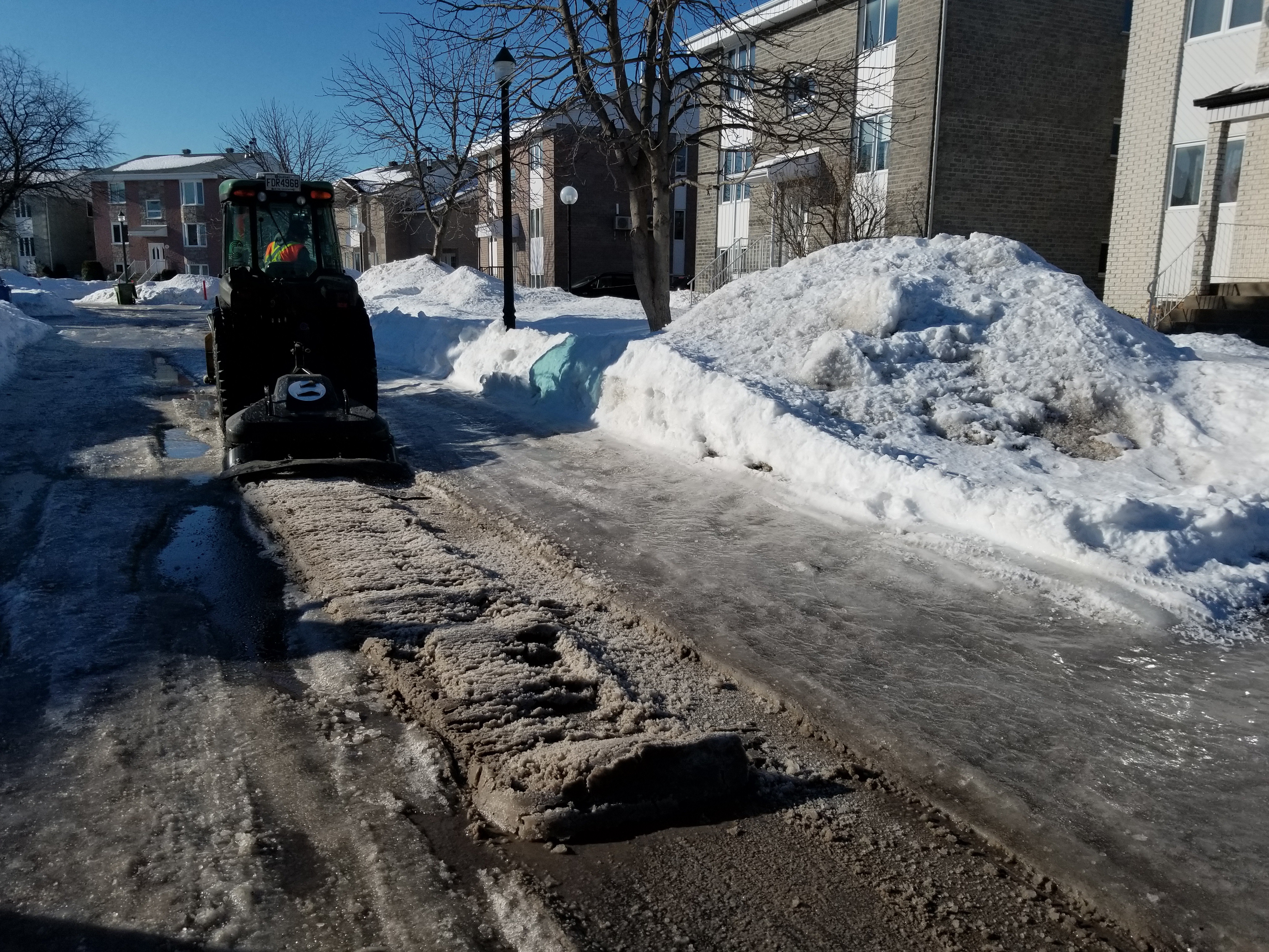 Des pulvérisateurs de glace en action à Saint-Constant