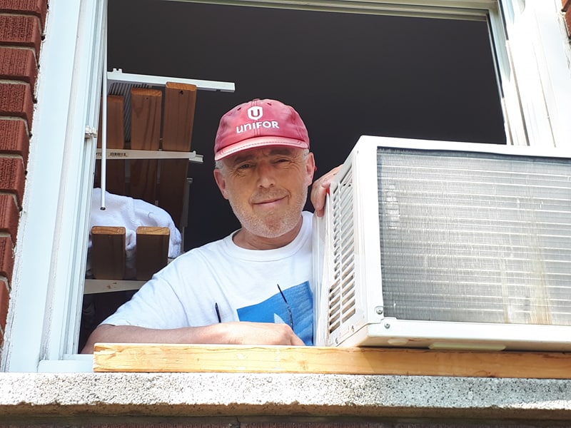 Déménagement: le candidat bloquiste Denis Trudel prête main forte aux familles