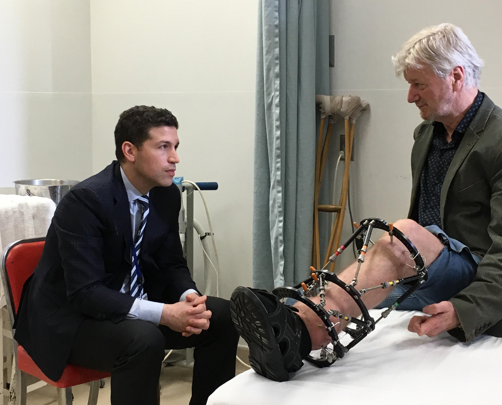 Les médecins font repousser son os après un grave accident de chasse