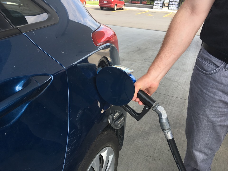 Des automobilistes magasinent le prix de l’essence