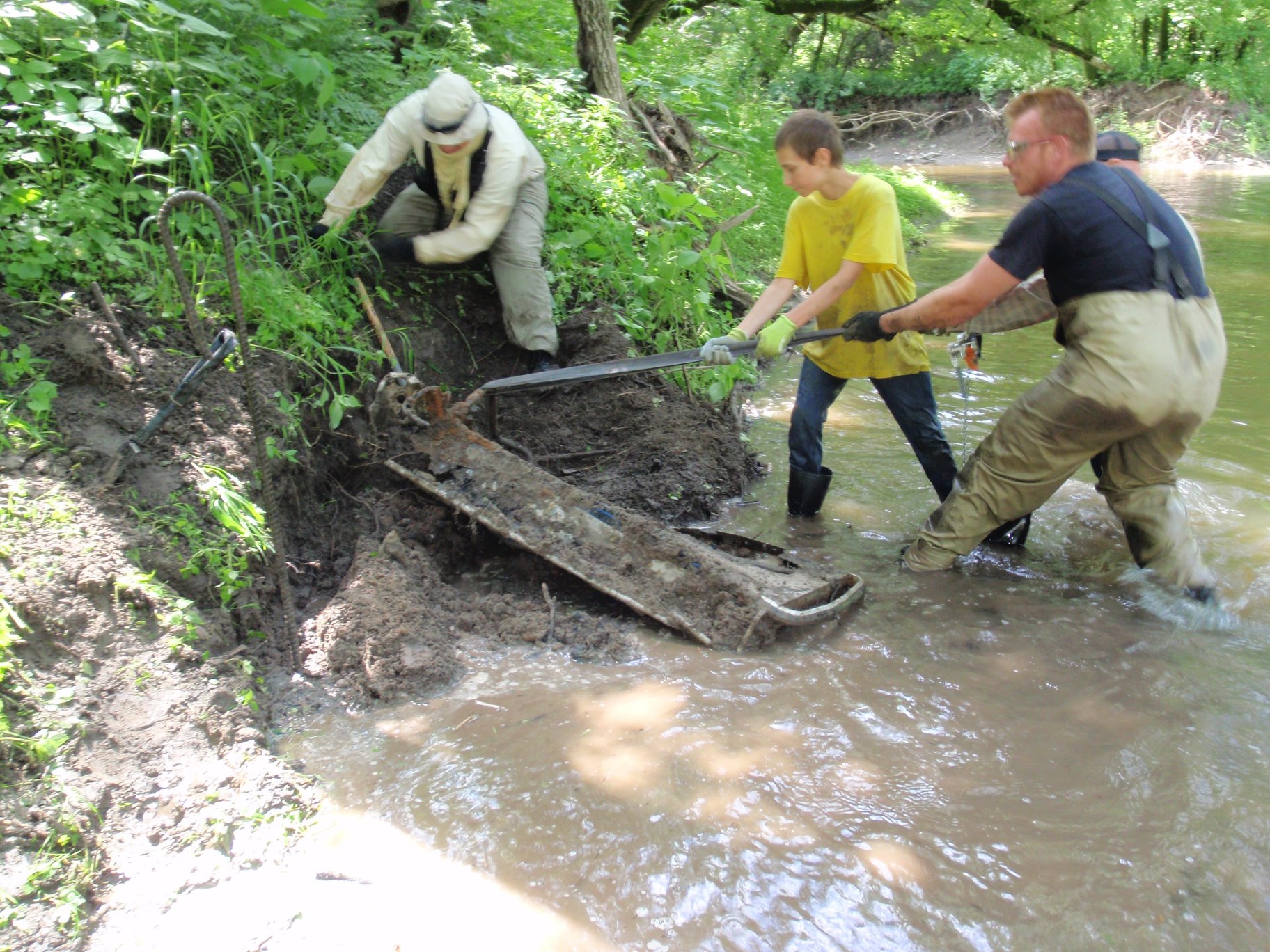 Une motoneige et des traverses de chemin de fer dans la rivière !