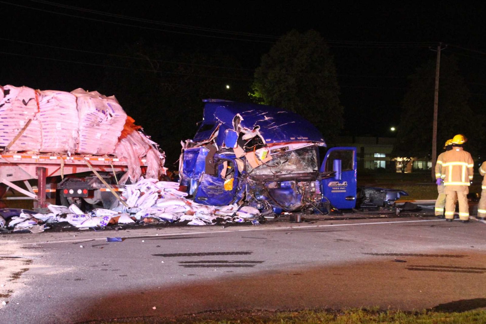 Spectaculaire collision entre deux poids lourds