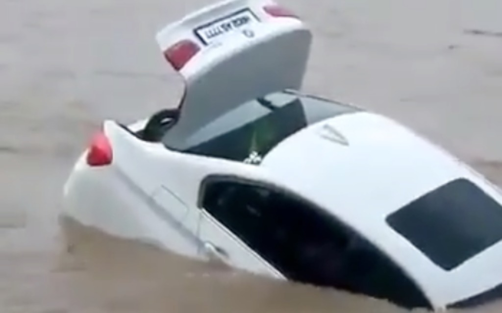 Il reçoit une BMW en cadeau, mais la pousse dans une rivière car il voulait une Jaguar