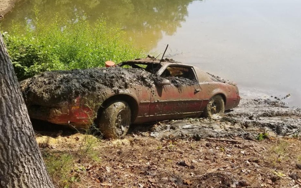 Une Pontiac Firebird retrouvée au fond d’un lac 30 ans après avoir été volée