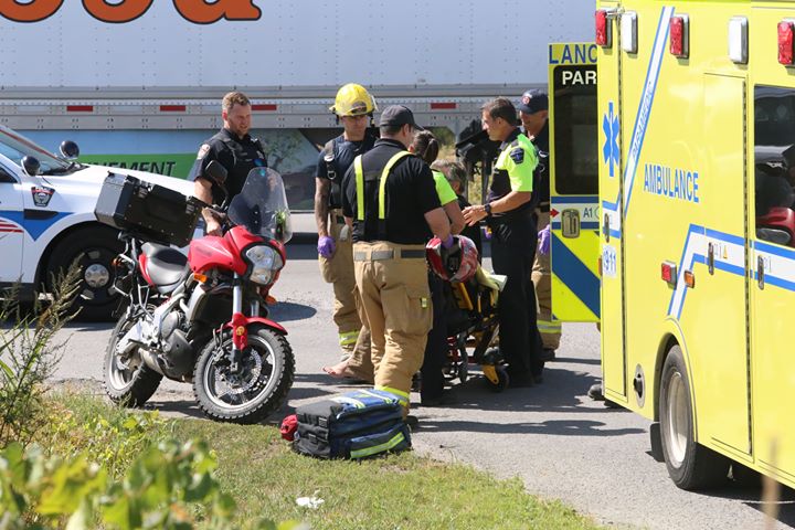 Un motocycliste chute en évitant une voiture à Sainte-Catherine