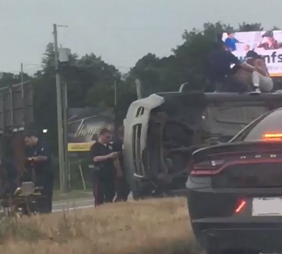 Un véhicule couché sur le terre-plein à Kahnawake