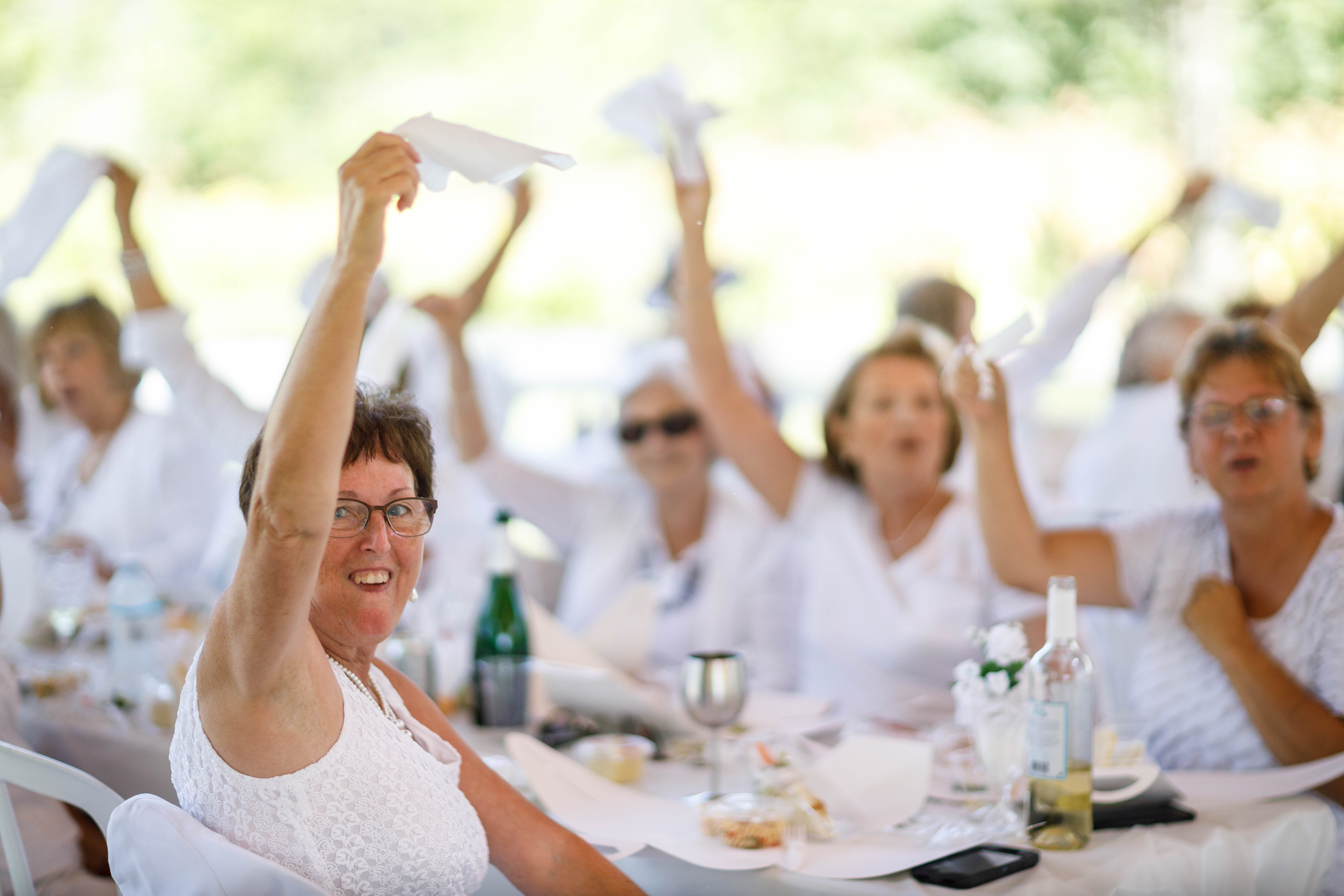 Le dîner en blanc du Club de l&rsquo;âge d&rsquo;or de Saint-Constant en images