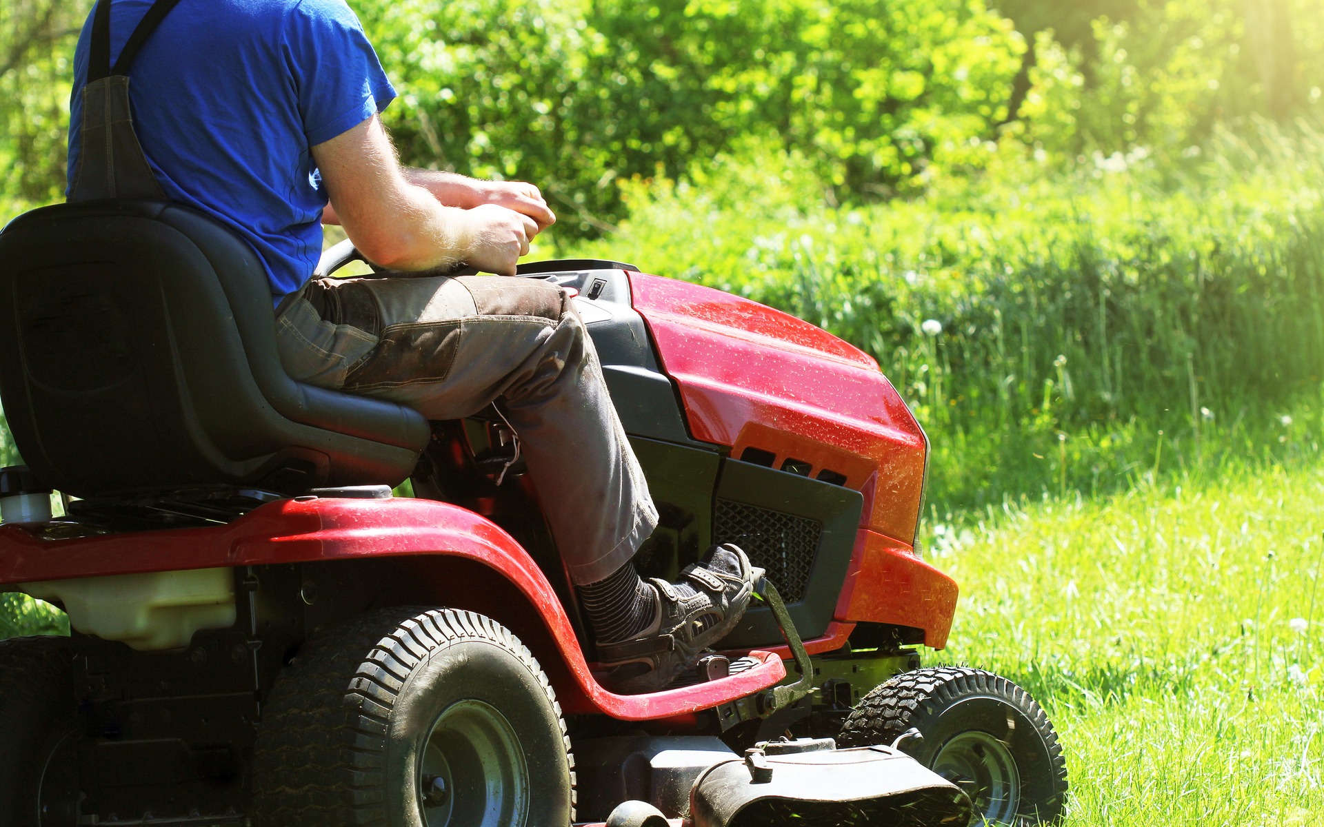 Outaouais : un homme retrouvé saoul… sur son tracteur à gazon