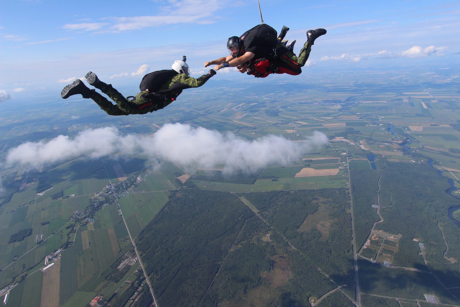 Une journaliste saute en parachute avec les SkyHawks