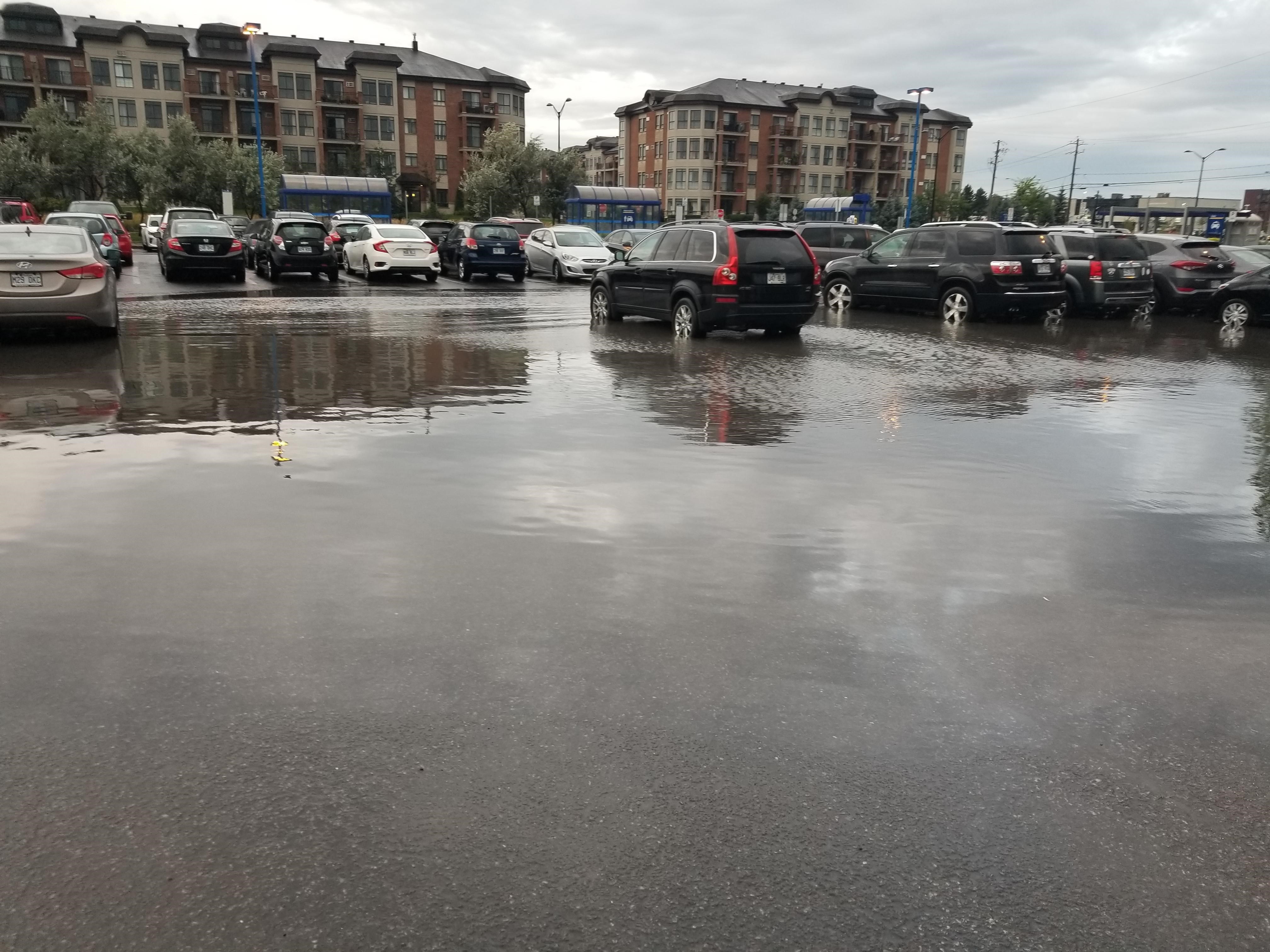 Le stationnement de La Prairie encore inondé