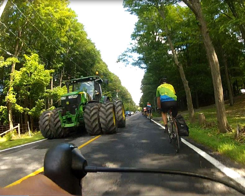 Les tracteurs nombreux sur les routes à l’automne
