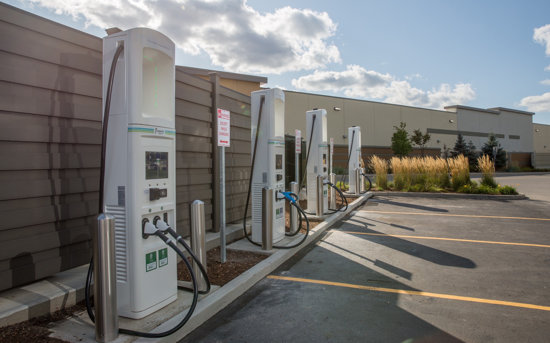 Voitures électriques : des bornes de recharge chez Canadian Tire