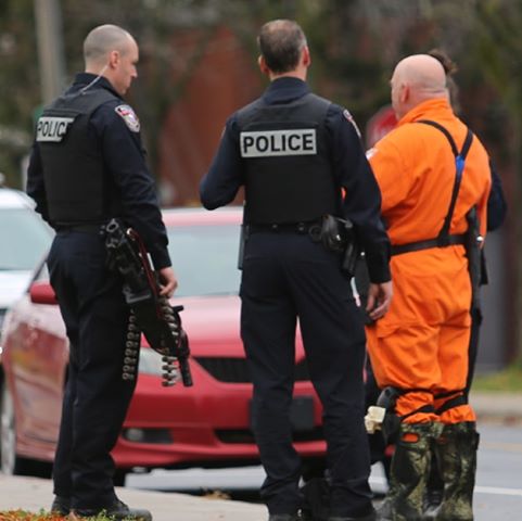 La police interpelle un homme déguisé en prisonnier armé devant deux écoles