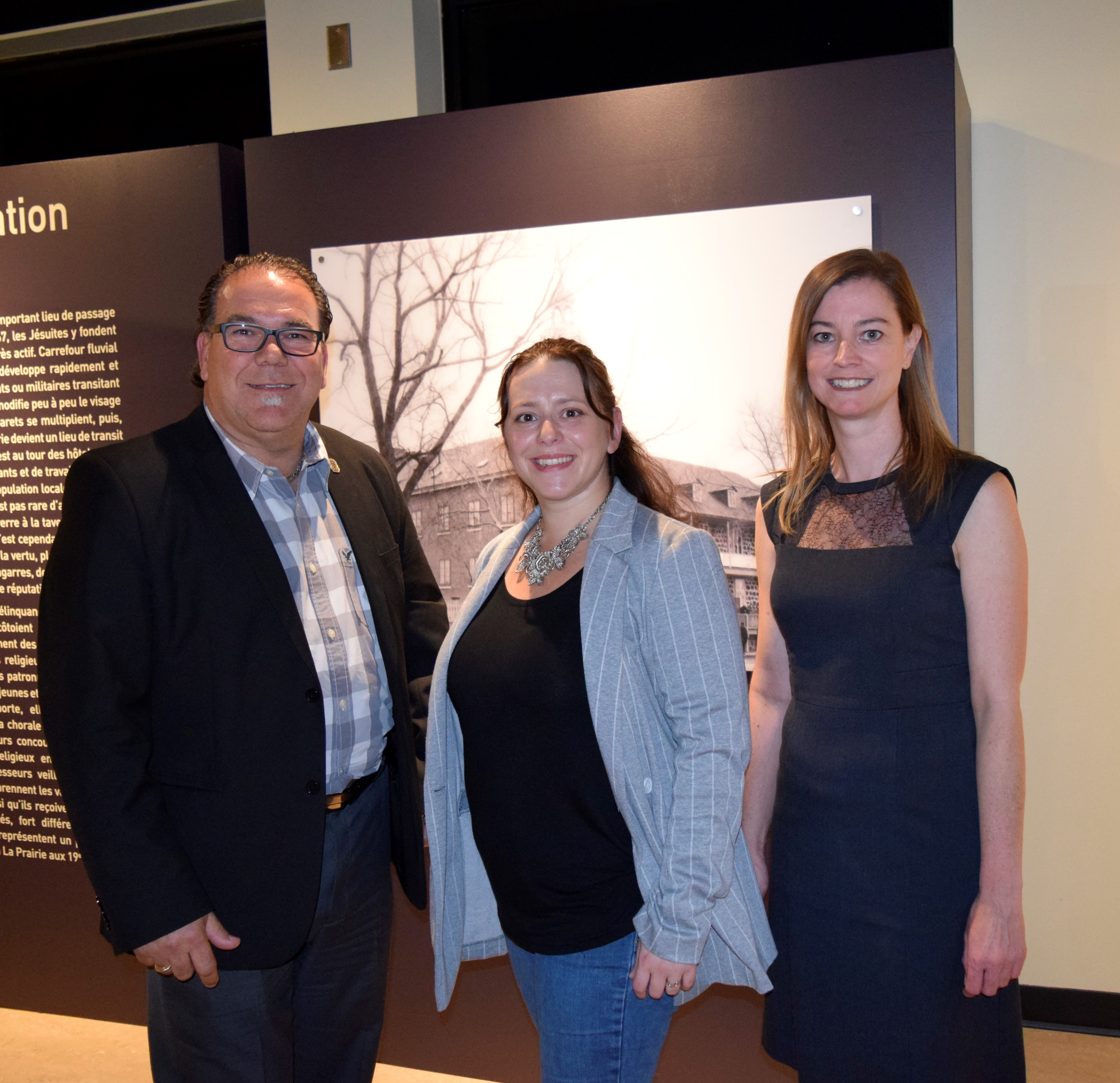 Une auteure écrit un roman devant le public