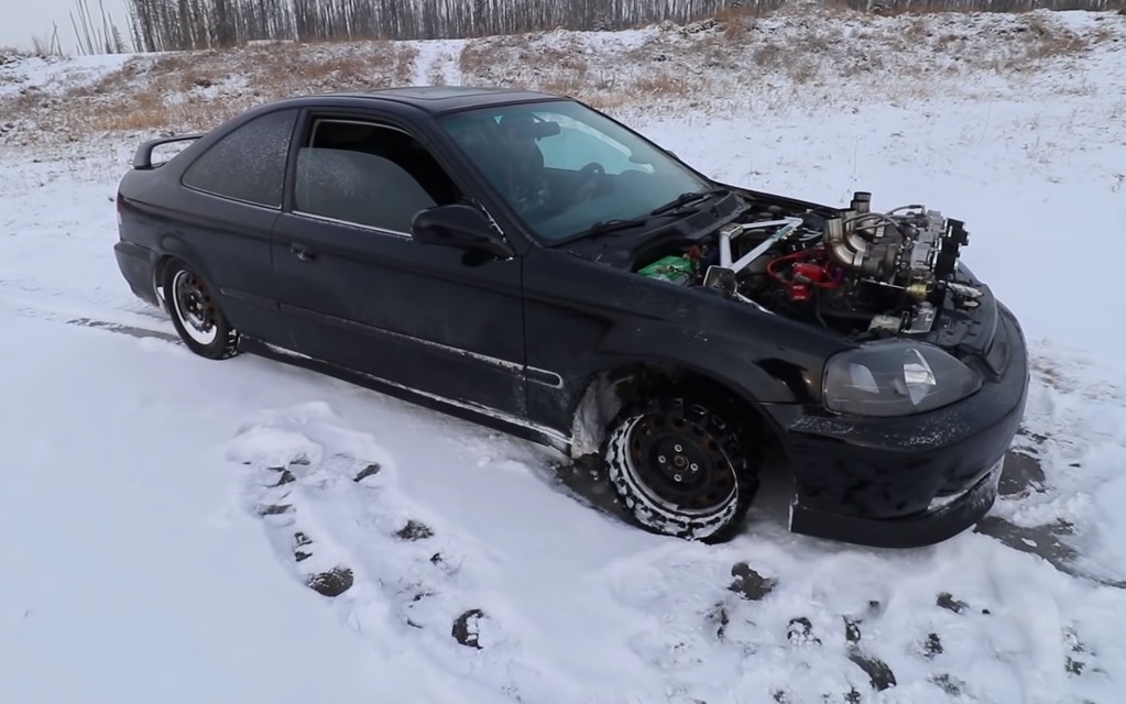 Cette vieille Civic rit de l’hiver avec ses chenilles et quatre turbos